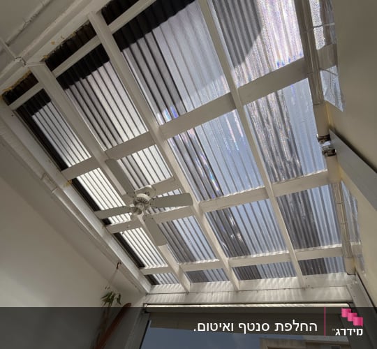 תקרת פרגולה עם מאוורר ותצפית לנוף חיצוני